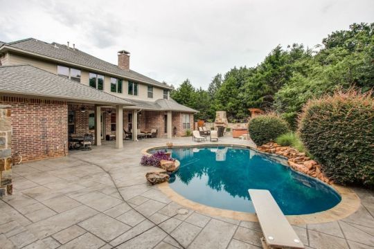 outdoor swimming pool