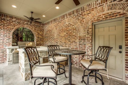 red brick wall outdoor kitchen