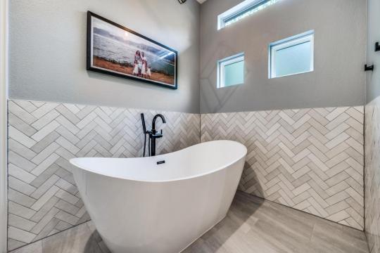 white stand-alone tub