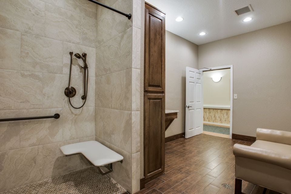 https://www.dfwimproved.com/wp-content/gallery/5600-north-shiloh-road/compliantbathroom-remodel-dfwimproved02.jpg