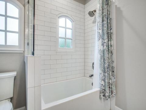 white bath tub