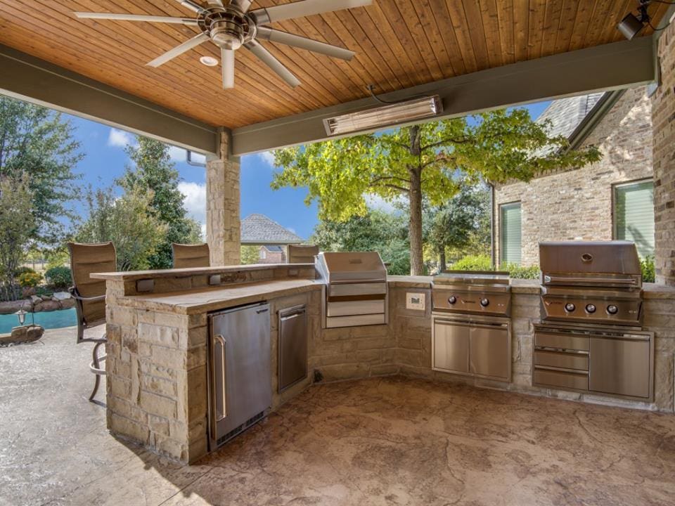 Outdoor Entertainment - Outdoor kitchen area